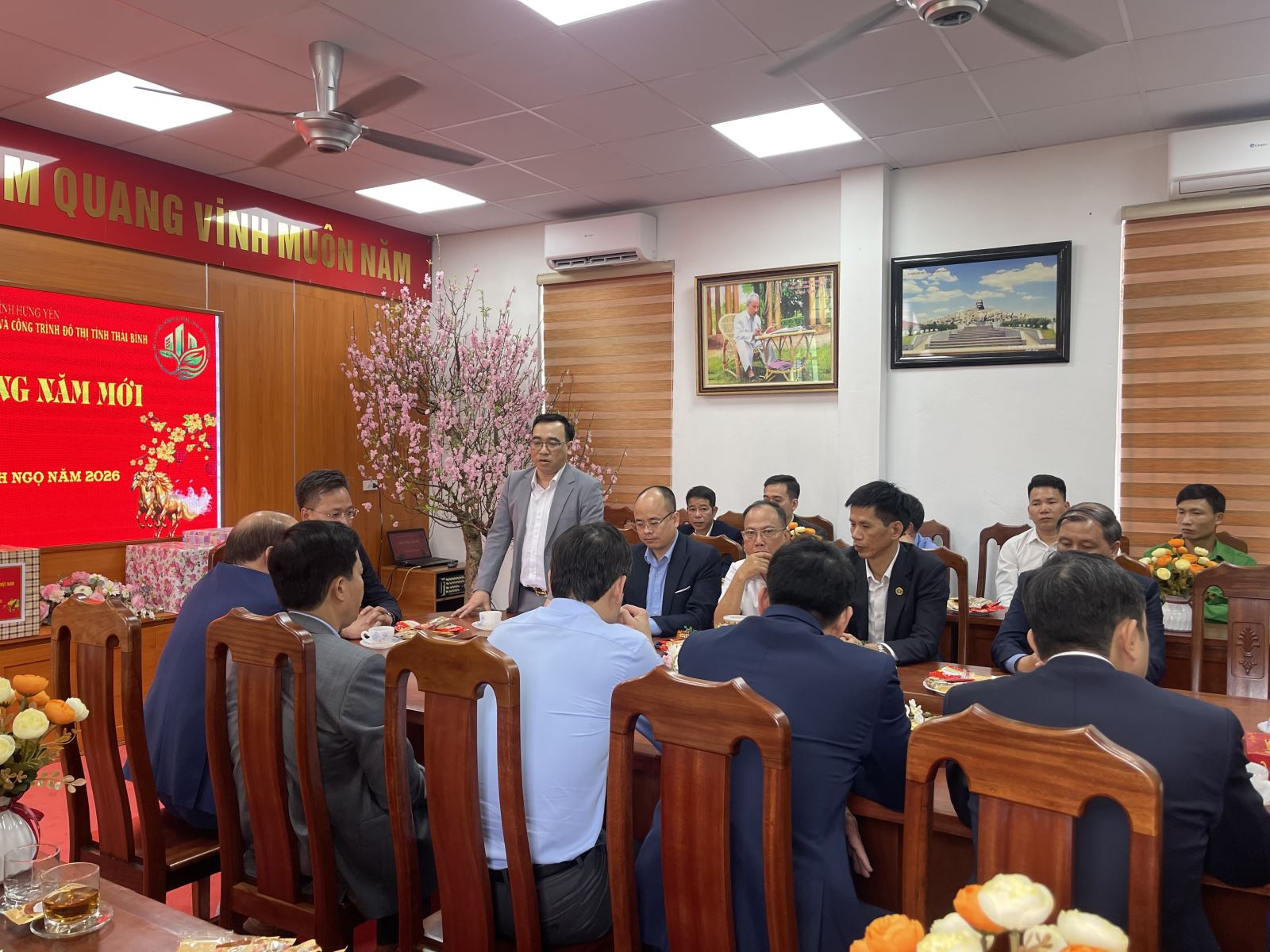 Đồng chí Hoàng ANh Dương - CHủ tịch Hội đồng quản trị Công ty báo cáo về tình hình công tác phục vụ dịp Tết Nguyên đán và đêm giao thừa